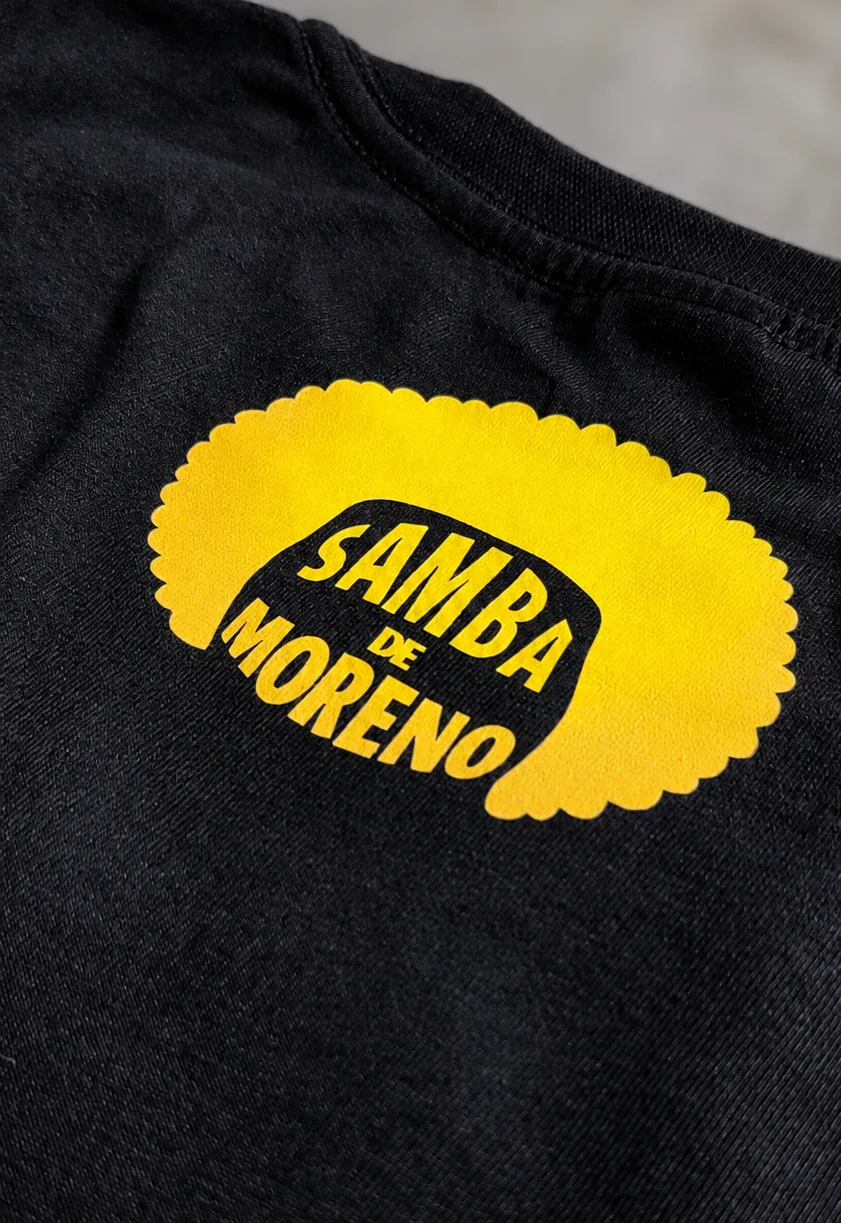 Camiseta preta Samba de Moreno com o selo amarelo estampado